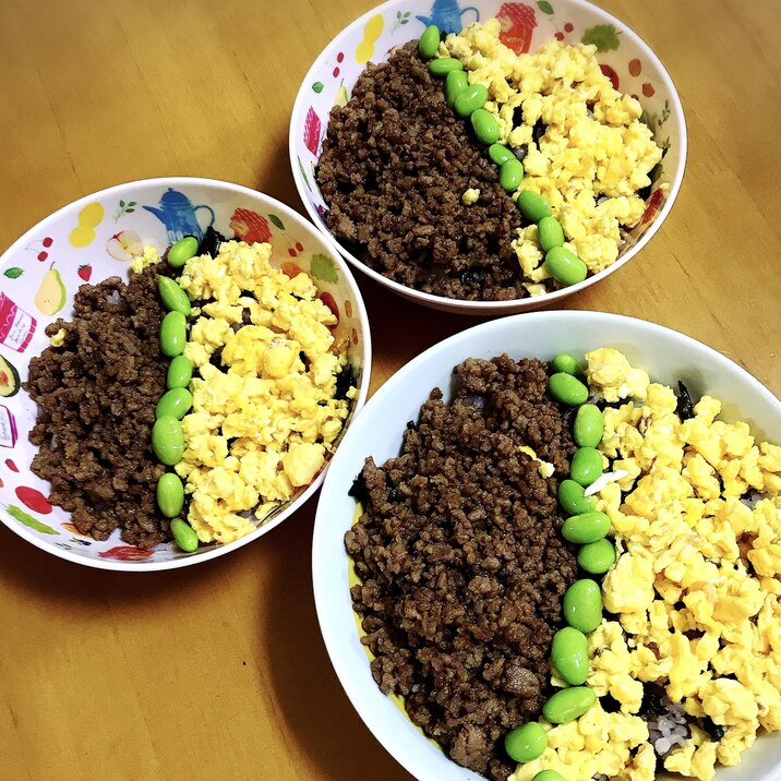 雑穀ご飯で合挽き肉の3色そぼろ丼